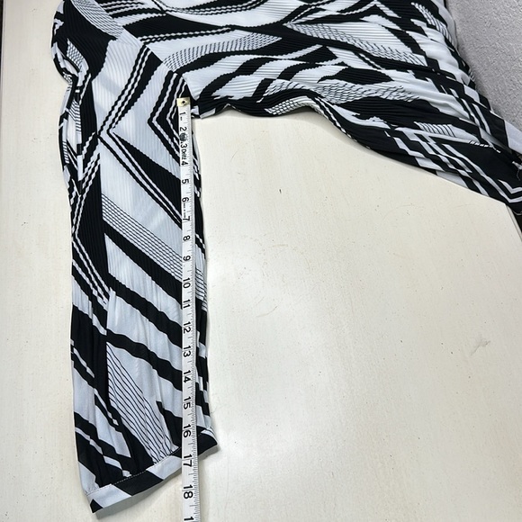 Chico's Fabulous Stripe Pleated Cold-Shoulder Top Size 3 - Picture 13 of 14